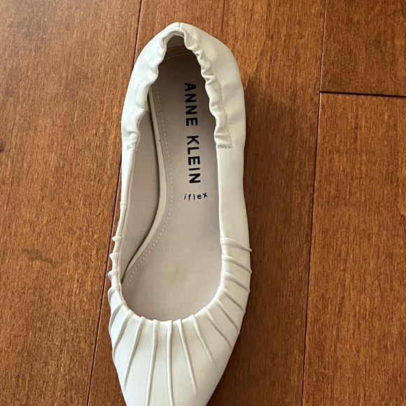 Anne Klein size 6 flats - Picture 2 of 4